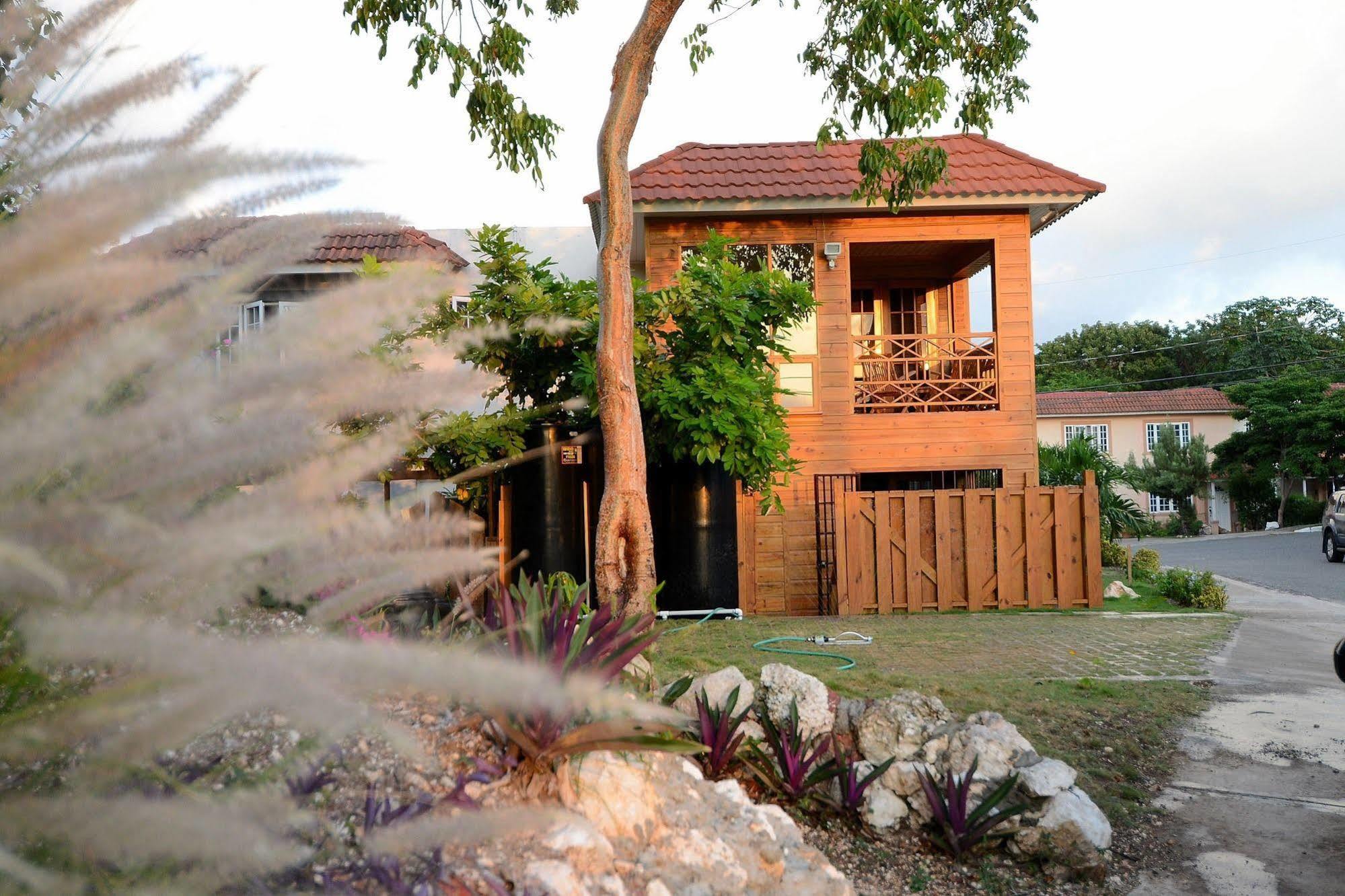 The Cabin At Long Mountain Country Club Hotel Kingston Exterior photo